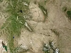 Satelitní pohled na Wyomingskou pánev; ve střední části pohoří Wind River Range, nahoře Bighorn Mountains