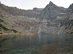 pohled přes pleso na Veľký Žabí štít