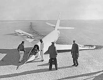 Bell X-2 (sériové číslo 46-675) byl poškozen při přistání po prvním klouzavém letu programu X-2 v roce 1952. Zkušební pilot Jean Ziegler stále sedí v kokpitu.