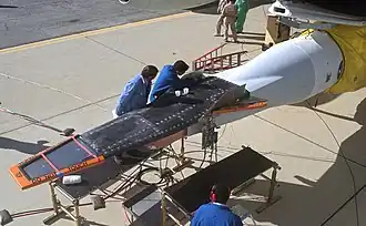 X-43 připevněný k urychlovacímu stupni.