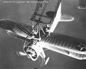 Prototyp XF9C-1 po úspěšném zachycení na hrazdě vzducholodi USS Akron (ZRS-4).