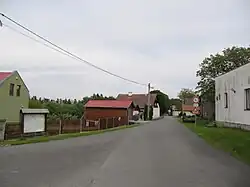 Střed obce, vpravo obecní úřad
