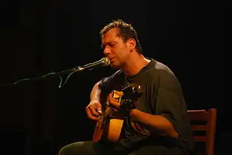 Xavier Baumaxa během koncertu v Divadle Pod Čarou v Písku