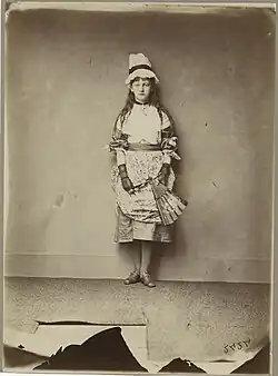 Lewis Carroll: Xie Kitchin v šatech Penelope Boothbyové, stojící, 1875–1876