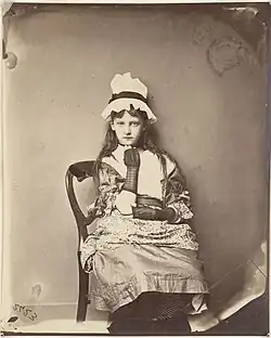 Lewis Carroll: Xie Kitchin v šatech Penelope Boothbyové, 1875–1876