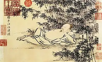 V bambusovém háji leží na boku starší muž s rozepnutou košilí a odhalenou hrudí, hlavu si opírá o loket.