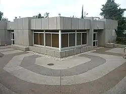 Společenská budova v Ja'ad