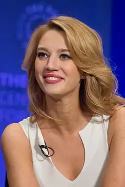 Grobglas při prezentaci seriálu Jane the Virgin na PaleyFestu 2015