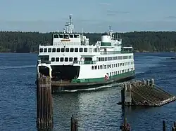 Trajekt MV Yakima při příjezdu na Orcasův ostrov.