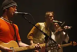 Yan Scott Wilkinson a Neil Hamilton Wilkinson při koncertě skupiny v Paříži v roce 2008