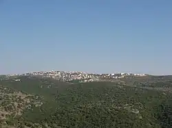 Zástavba v Januch-Džat na vrchu Har Janoach, pohled z vesnice Jechi'am
