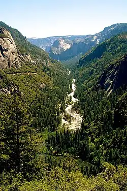 řeka protékající Yosemitským údolím