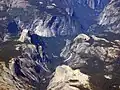 Half Dome vlevo na leteckém snímku