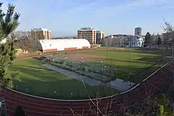 Atletický ovál, sektor s umělou trávou, UNIHOC aréna, softballové hřiště