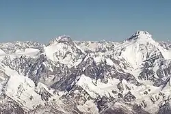 Jukšin Gardan Sar (vlevo) a Kandžut Sar (vpravo), Jutmaru Sar je přímo před Jukšin Gardan Sar