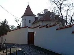 Záběhlice, Na vinobraní 38, přes zeď (02).jpg