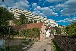 Staré Záběhlice. V popředí stará zástavba Dolní chaloupky, v pozadí novostavby Zahradního Města.