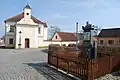 Kaple na návsi a památník obětem