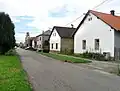 Domy na západě vesnice