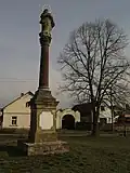 Záboří nad Labem, sloup se sochou Panny Marie.jpg