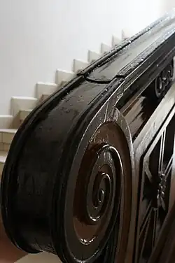 Historické zábradlí hlavního schodiště vily dr. Karla Krause