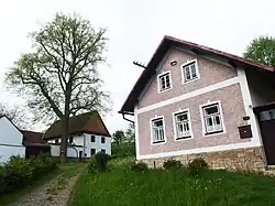 Usedlosti č. p. 24 a 22 a chráněná lípa