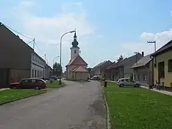 Náves s kostelem Nanebevzetí Panny Marie