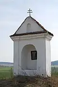 Výklenková kaple v polích před vesnicí