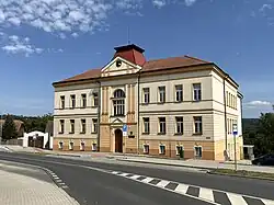 Dominantou chrástecké návsi a celé obce je školní budova z roku 1906