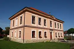 Kulturní a spolkový dům, bývalá evangelická škola. Zde se narodil manžel Dr. Milady Horákové, Dr. Bohuslav Horák.