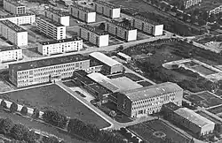 Dobová fotografie komplexu obou budov pětadvacetitřídní školy