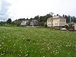 Pohled od jihovýchodu, v popředí škola