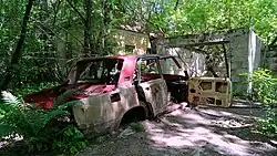 Opuštěný automobil před budovou mateřské školy (červen 2019)