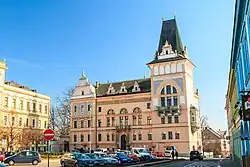 Přeloučská záložna z pohledu Masarykova náměstí