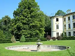 Kašna v parku před vstupem do zámku