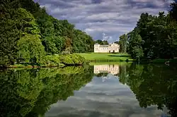 Zámecký park se zámkem v pozadí