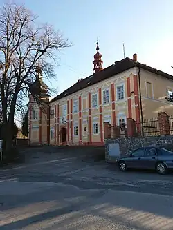 Zámek Čestice v březnu roku 2019