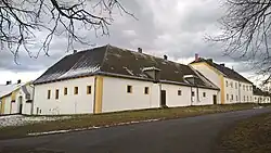 Zámek Ždár - barokní dvůr Lyra (2).jpg