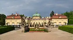 Nádvoří zámku s kašnou