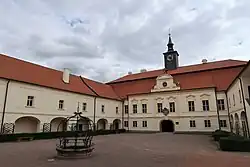 Nádvoří zámku v Chrasti