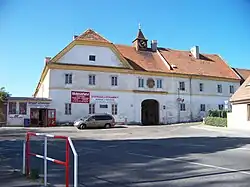 Zámek Jinonice, z Karlštejnské.jpg