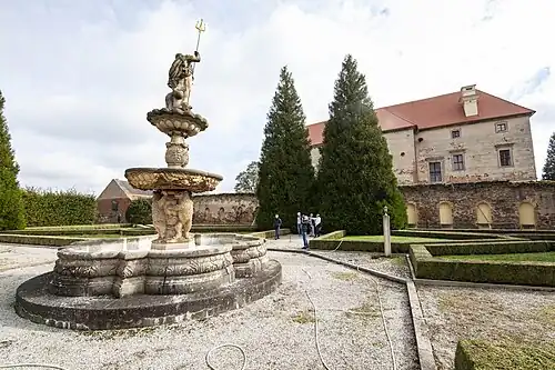 Neptunova kašna v zámecké zahradě (2024)