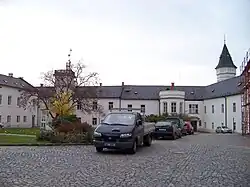 Nádvoří zámku v Komořanech