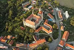 Letecký snímek Kostelce nad Černými lesy a zámek