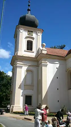 Farní kostel Nanebevzetí Panny Marie v areálu zámku Loučeň