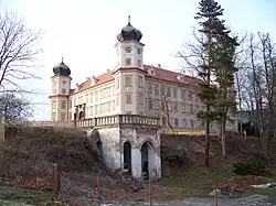 Zámek Mníšek pod Brdy, od Skalecké.jpg