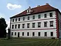 Jihovýchodní křídlo zámku se sochou Václava Budovce
