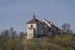 Zámek Nižbor od jezu Berounky