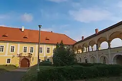 Vstupní průčelí zámku s arkádovou chodbou