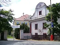 U hlavního vstupu do areálu v roce 2010